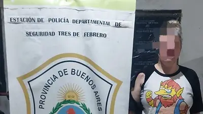 Militante libertaria atacó a manifestantes opositores a Milei Militante libertaria atacó a manifestantes opositores a Milei