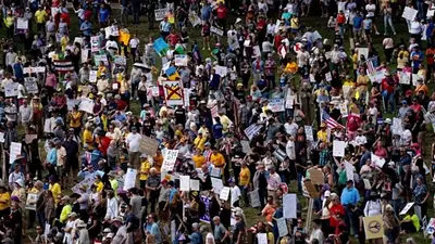 Miles de personas en todo EE.UU. protestan contra Trump: "No queremos reyes" Miles de personas en todo EE.UU. protestan contra Trump: "No queremos reyes"