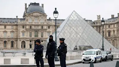 Robaron el Museo del Louvre en París y se llevaron un "botín incalculable" Robaron el Museo del Louvre en París y se llevaron un "botín incalculable"