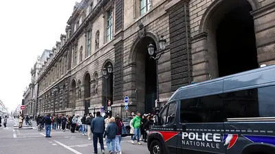 Ladrones roban joyas "de valor incalculable" del Louvre de París y huyen en motos Ladrones roban joyas "de valor incalculable" del Louvre de París y huyen en motos