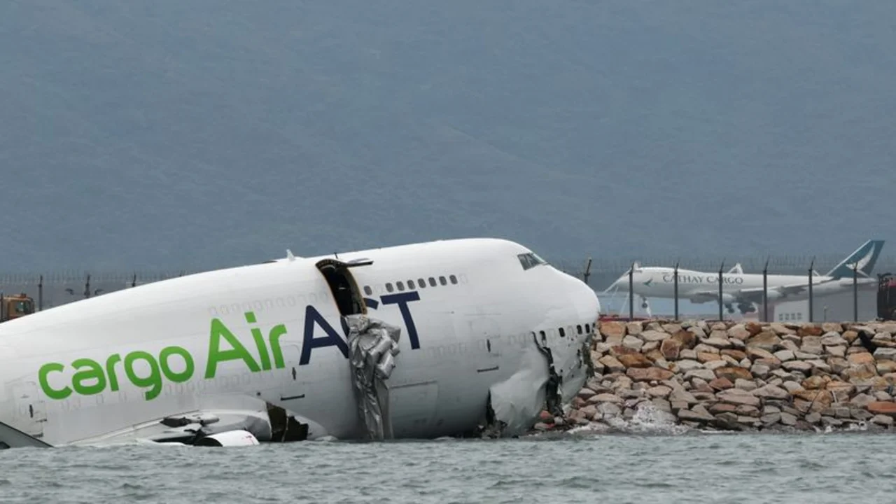 Un avión de carga se sale de la pista en Hong Kong y mueren dos empleados del aeropuerto