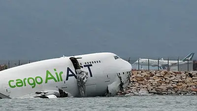 Un avión de carga se sale de la pista en Hong Kong y mueren dos empleados del aeropuerto Un avión de carga se sale de la pista en Hong Kong y mueren dos empleados del aeropuerto