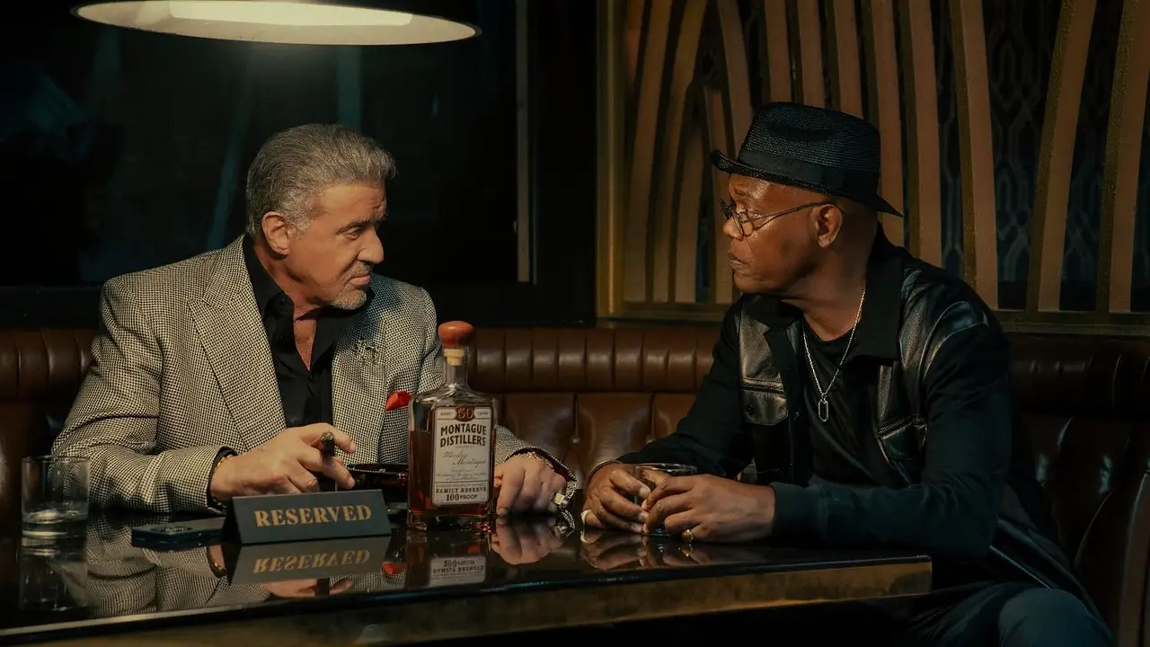Sylvester Stallone y Samuel L. Jackson  toman unos tragos en escena de serie