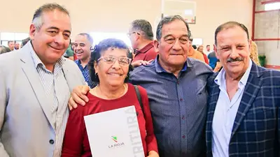 Quintela entregó títulos de propiedad a 70 familias de Anillaco y lo definió como un símbolo de la "justicia social" Quintela entregó títulos de propiedad a 70 familias de Anillaco y lo definió como un símbolo de la "justicia social"