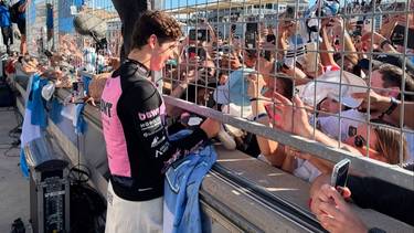 Colgado del alambrado: el encuentro de Colapinto y sus fanáticos en el GP de los Estados Unidos