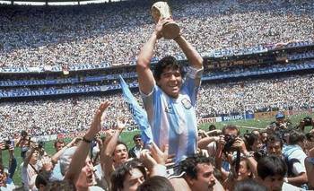 Murió Roberto Cejas, el hincha que levantó a Diego Maradona en el festejo del Mundial 86 | Fútbol argentino