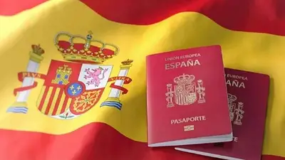 Bandera de España con el pasaporte Bandera de España con el pasaporte