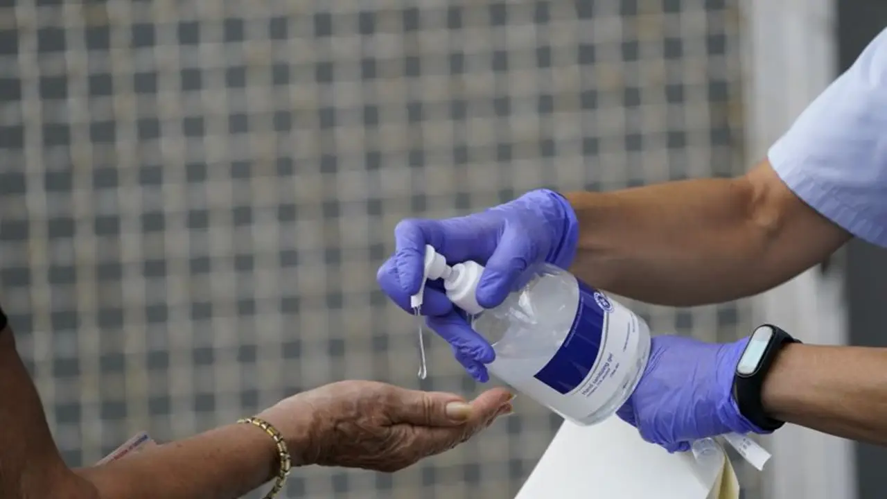 La UE sopesa prohibir el etanol utilizado en los desinfectantes de manos por temor al cáncer, según FT