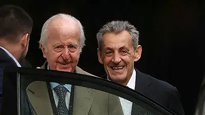 El desafiante expresidente francés Sarkozy iniciará su condena a cinco años de cárcel El desafiante expresidente francés Sarkozy iniciará su condena a cinco años de cárcel