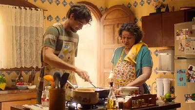 Escena de actriz y actor en una cocina. Ambos ven una olla con comida Escena de actriz y actor en una cocina. Ambos ven una olla con comida