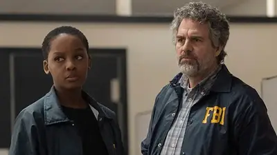 Mark Ruffalo y actriz con uniforme de FBI para serie Mark Ruffalo y actriz con uniforme de FBI para serie