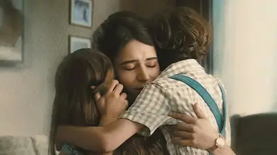 mujer abraza a niña y niño en una escena de serie melancólica mujer abraza a niña y niño en una escena de serie melancólica