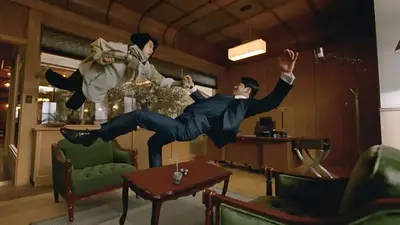 Escena de serie japonesa. Dos personas flotan en un cuarto Escena de serie japonesa. Dos personas flotan en un cuarto