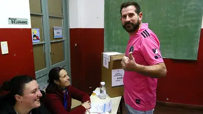 Votar con camiseta de fútbol. Votar con camiseta de fútbol.