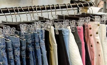 Un clásico para desempolvar: el pantalón noventoso que vuelve con fuerza este invierno | Moda
