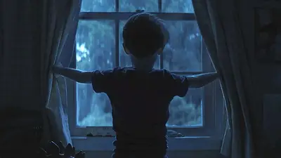Escena de película: niño abre cortina en ventana, con una luz azul Escena de película: niño abre cortina en ventana, con una luz azul
