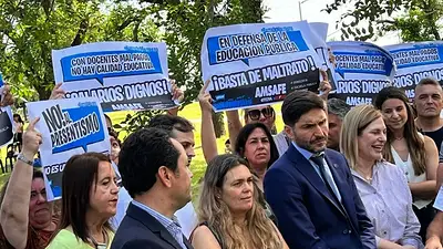 Ajuste a los trabajadores: docentes le reclaman a Pullaro el 32% que perdieron de sus salarios desde que asumió Ajuste a los trabajadores: docentes le reclaman a Pullaro el 32% que perdieron de sus salarios desde que asumió