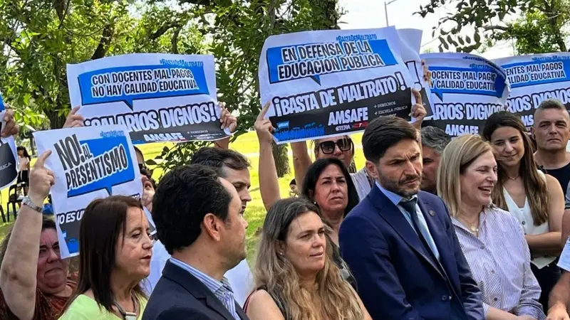 Ajuste a los trabajadores: docentes le reclaman a Pullaro el 32% que perdieron de sus salarios desde que asumió Ajuste a los trabajadores: docentes le reclaman a Pullaro el 32% que perdieron de sus salarios desde que asumió