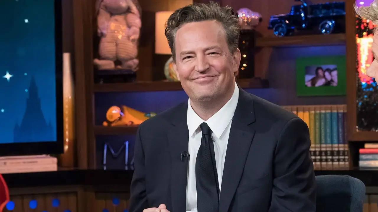 Matthew Perry en un set de televisión