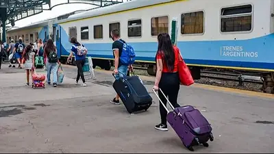 Pasajeros ingresando al tren de larga distancia Pasajeros ingresando al tren de larga distancia