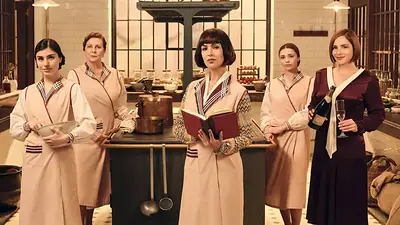 Cinco mujeres con vestuario de 1920 en una cocina, para serie española Cinco mujeres con vestuario de 1920 en una cocina, para serie española