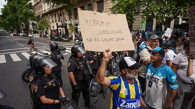 A días de las elecciones, una vez más la Policía de Bullrich golpeó a jubilados A días de las elecciones, una vez más la Policía de Bullrich golpeó a jubilados