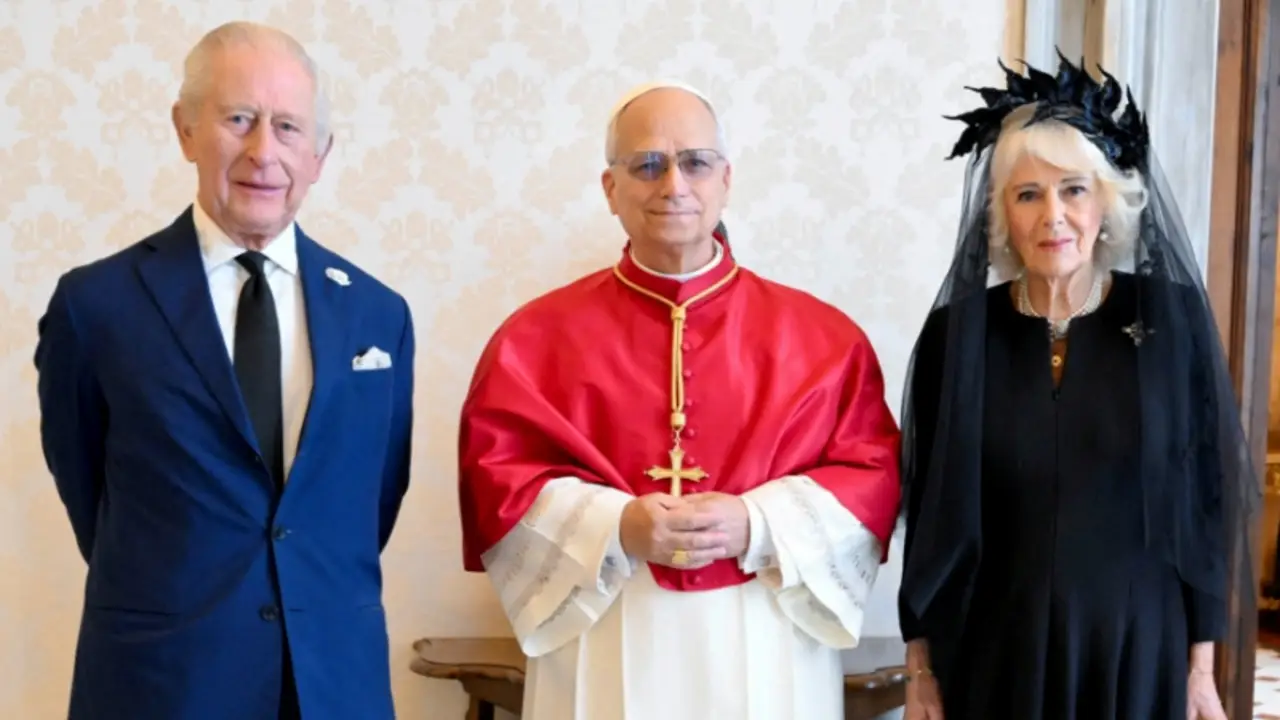 El rey británico Carlos y el papa León rezan juntos, por primera vez en 500 años