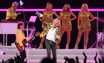 A los 80 años, Rod Stewart encendió el Movistar Arena con su glamour | Música