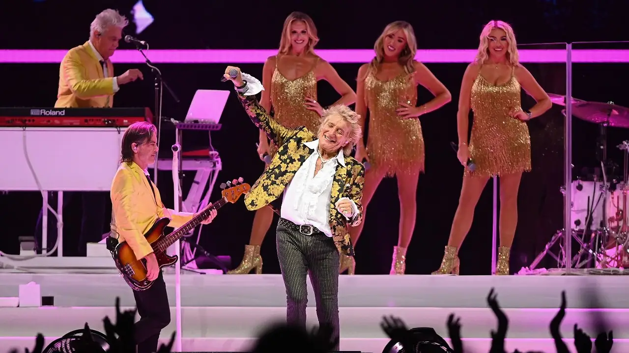 A los 80, Rod Stewart encendió el Movistar Arena con un show elegante y glamoroso.