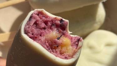 Receta para este verano 2026: palitos helados de frutos rojos, banana y chocolate blanco, deliciosos y refrescantes