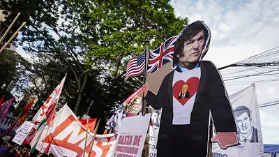 En la previa del cierre de Milei, una gran contramarcha lo declaró persona no grata En la previa del cierre de Milei, una gran contramarcha lo declaró persona no grata