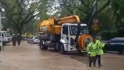 Se rompió un caño de agua en Belgrano y se inundaron las calles: el caos del tránsito Se rompió un caño de agua en Belgrano y se inundaron las calles: el caos del tránsito