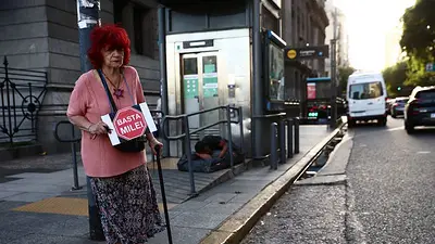 El crudo testimonio de una trabajadora que vende su propia ropa para comer: "Vendo cosas usadas para poder llegar" El crudo testimonio de una trabajadora que vende su propia ropa para comer: "Vendo cosas usadas para poder llegar"