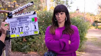 actriz ve seria la producción de serie, la claqueta indica grabación actriz ve seria la producción de serie, la claqueta indica grabación