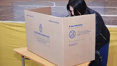Persona votando Persona votando