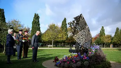 El rey Carlos inaugura el primer monumento a las fuerzas armadas LGBT del Reino Unido El rey Carlos inaugura el primer monumento a las fuerzas armadas LGBT del Reino Unido