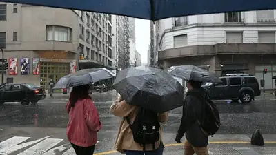Personas con paraguas en la calle Personas con paraguas en la calle