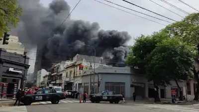 Incendio en un galpón en Parque Patricios: por el humo, evacuaron dos escuelas Incendio en un galpón en Parque Patricios: por el humo, evacuaron dos escuelas