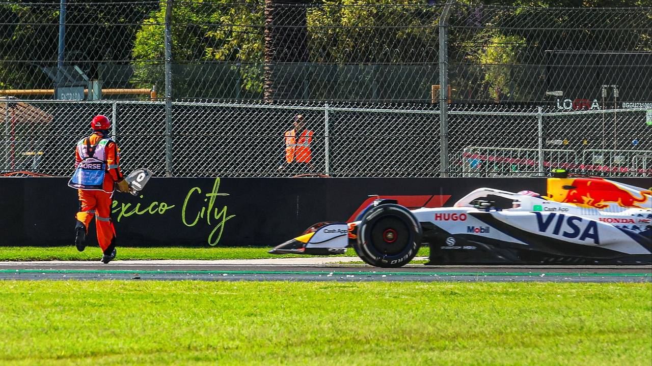 El Racing Bull de Lawson y un asistente de la FIA.