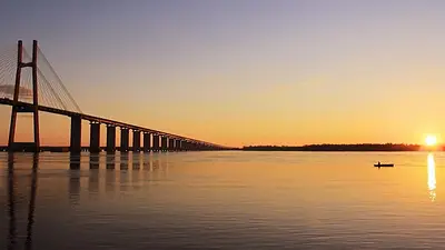 La ruta que "flota" sobre el río: recorre 60 km y une dos puntos clave de Argentina La ruta que "flota" sobre el río: recorre 60 km y une dos puntos clave de Argentina