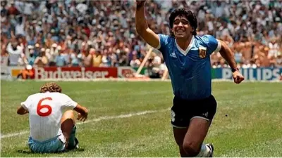 Sin nombrarlo y a dos días de su cumpleaños, el Gobierno homenajeó a Diego Maradona con una moneda: cuesta casi una jubilación mínima Sin nombrarlo y a dos días de su cumpleaños, el Gobierno homenajeó a Diego Maradona con una moneda: cuesta casi una jubilación mínima