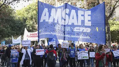 Tras la dura derrota electoral, docentes le exigen a Pullaro cambios en el Gabinete y que convoque ya a paritarias Tras la dura derrota electoral, docentes le exigen a Pullaro cambios en el Gabinete y que convoque ya a paritarias