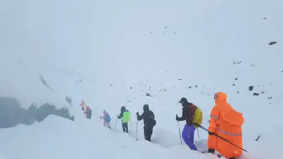 Las fuertes nevadas paralizan el turismo del Everest en Nepal y Tíbet Las fuertes nevadas paralizan el turismo del Everest en Nepal y Tíbet
