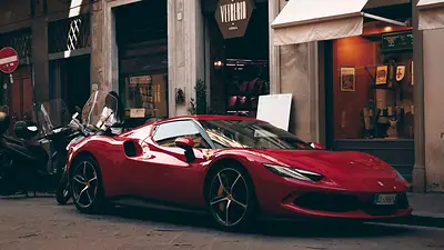 Auto deportivo rojo estacionado frente a un restaurante en una ciudad europea Auto deportivo rojo estacionado frente a un restaurante en una ciudad europea