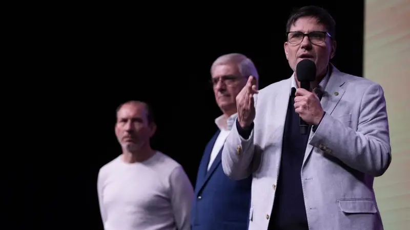 El incómodo momento que vivió el ministro de Educación de Santa Fe: fue silbado y abucheado por docentes en un evento El incómodo momento que vivió el ministro de Educación de Santa Fe: fue silbado y abucheado por docentes en un evento