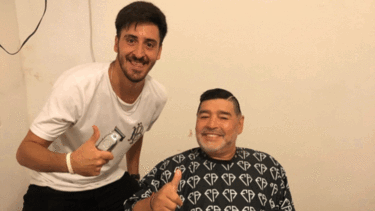 El hombre que peinó a Dios: soñaba con conocer a Maradona y terminó siendo su peluquero personal