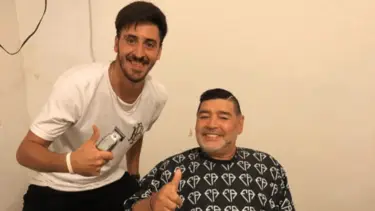 El hombre que peinó a Dios: soñaba con conocer a Maradona y terminó siendo su peluquero personal