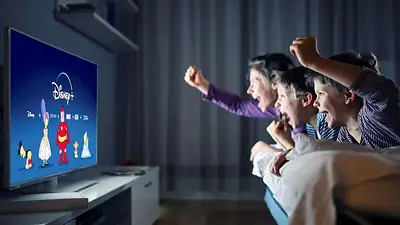 Una familia ve Disney+ en el televisor Una familia ve Disney+ en el televisor