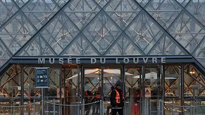 Detenido un tercer sospechoso del robo al Louvre, según la televisión francesa Detenido un tercer sospechoso del robo al Louvre, según la televisión francesa