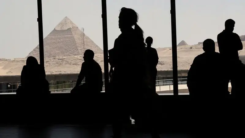 Egipto espera que el nuevo museo junto a las pirámides acelere la reactivación del turismo